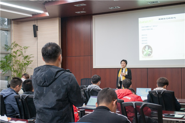 1606738511823708.jpg 图4:汪国琴与同学交流学生工的初心.jpg