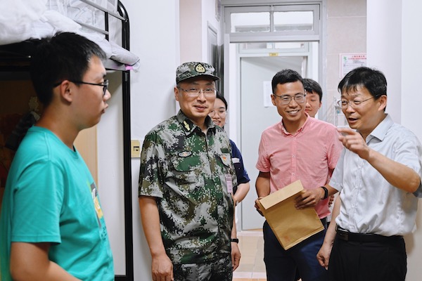 1631180604297298.jpg 图一 杜朝辉、张文明慰问学生.jpg