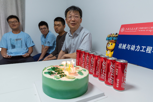 1631180618131268.jpg 图二 杜朝辉同过生日学生亲切交谈.jpg