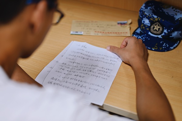 1631180650924458.jpg 图四 学生阅读家书.jpg