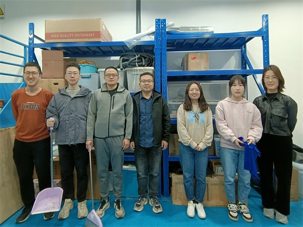 图3 工热所董威老师课题组学生党员清扫威尼斯9499登录入口C楼152实验室合影.jpg