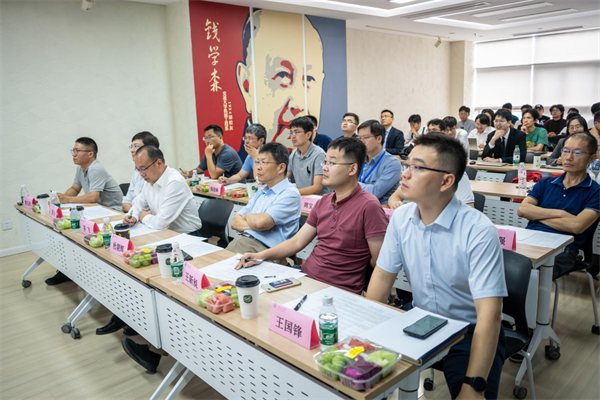 1728562772242861.png 图1+答辩现场.png