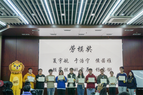 1732941317984297.jpg 图6 劳模奖.jpg