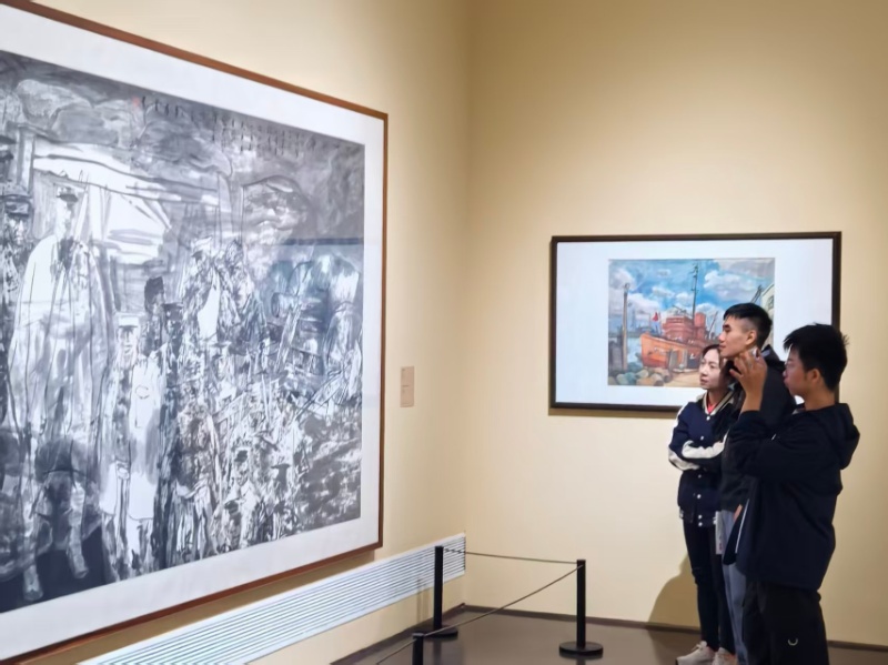 图片3：中华艺术宫红色主题油画前同学驻足感悟画面_resized.jpg