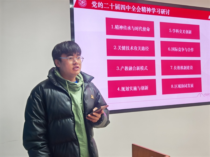 图6 小组代表上台发言-2_resized.jpg